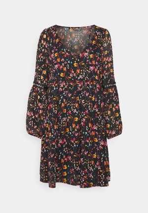 Zwarte lange mouwen jurk met een V-hals en losse pasvorm, bedekt met een kleurrijke bloemenprint met roze, oranje en gele bloemen.