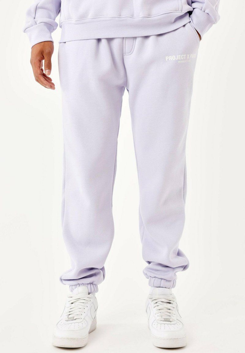Lavendel joggers gemaakt van zachte stof, met elastische manchetten, een trekkoord in de taille en het "PROJECT X PARIS" logo in het wit gedrukt.