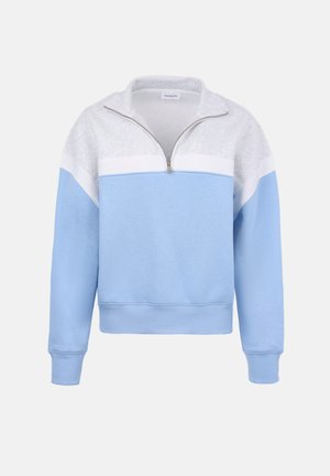 Negyed cipzáras pulóver világoskék alsó résszel, fehér felső résszel, bordázott szegéllyel és mandzsettával, sima háttér előtt.