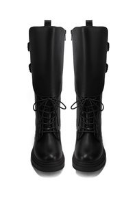 Stivali neri in pelle al ginocchio con punta rotonda, lacci frontali e due fibbie decorative laterali. Suola in gomma spessa e texture.