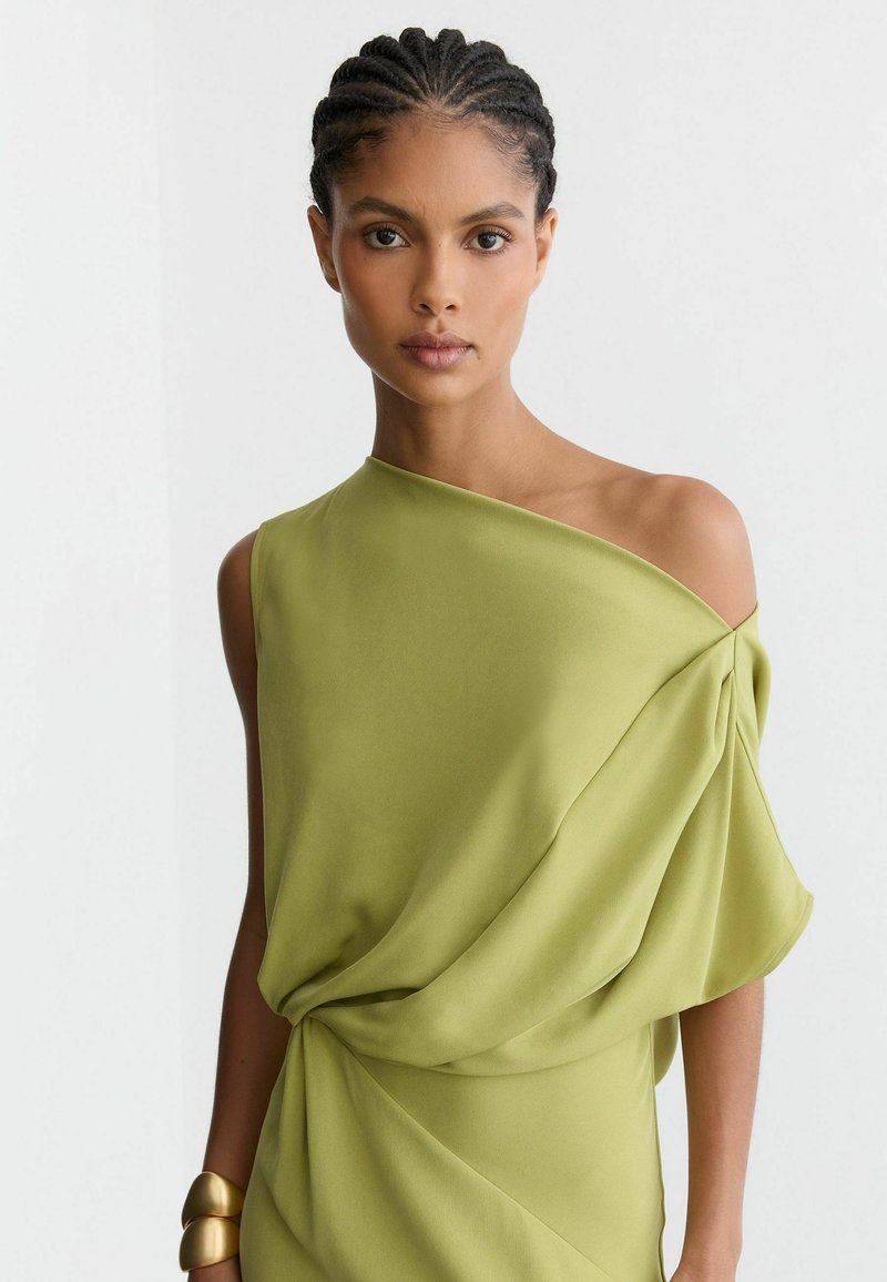 green dress reiss REGULAR FIT - BETH OFF-SHOULDER TUCK-DETAIL MIDI . - Day dress - Bunion