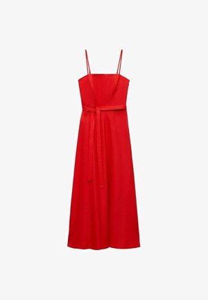 Abito in lino rosso con scollo dritto, spalline sottili, busto aderente e vita segnato da una cintura. Presenta una gonna svasata e lunghezza alla caviglia.