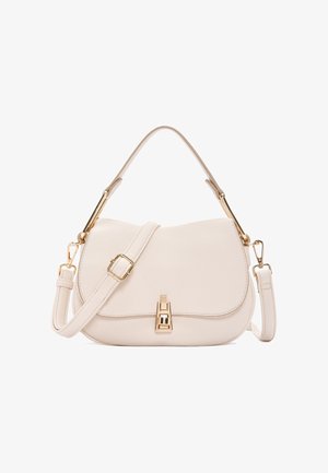 Kleine beige leren crossbodytas met verstelbare riem, goudkleurige gesp en sluiting, en een gebogen klep.
