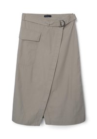 Jupe portefeuille beige longueur genou avec une ceinture, boucle en D et une grande poche latérale avec rabat.