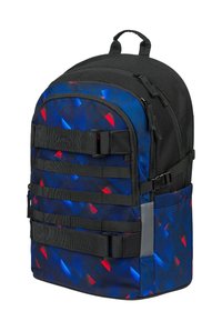 Batoh s modro-černým geometrickým vzorem, vybavený černými popruhy, horním poutkem a boční kapsou na zip. Odolný materiál.
