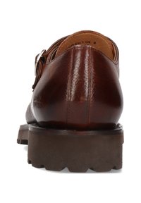 Bruine leren schoen met een ronde neus, een glanzende afwerking, een dikke rubberen zool en een zilveren gespaccent aan de zijkant.