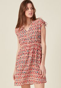 BONOBO Jeans FLIESSENDES GERADES MIT V AUSSCHNITT - Freizeitkleid - rouge corail