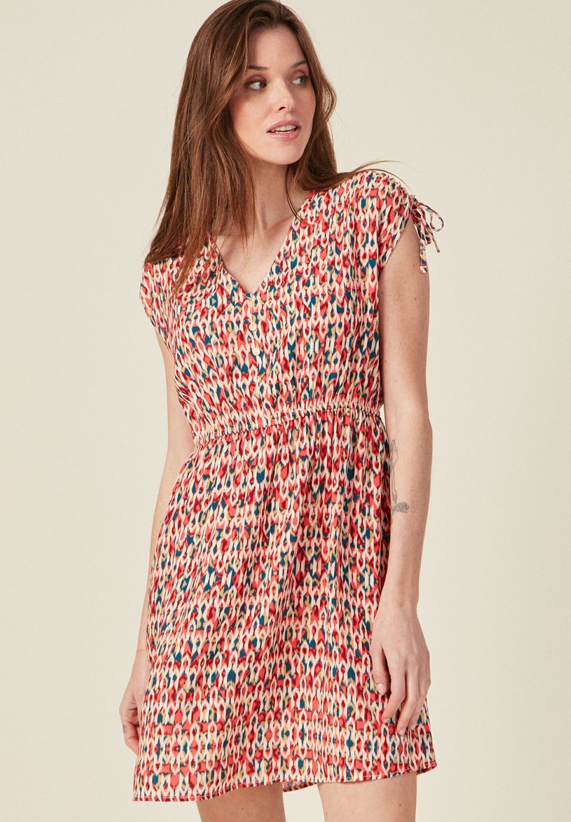 BONOBO Jeans FLIESSENDES GERADES MIT V AUSSCHNITT - Freizeitkleid - rouge corail