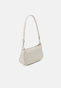 Hnědá kabelka přes rameno z krokodýlí kůže s jedním popruhem a stříbrnými detaily. Disponuje zipovým zavíráním a pravoúhlým tvarem.