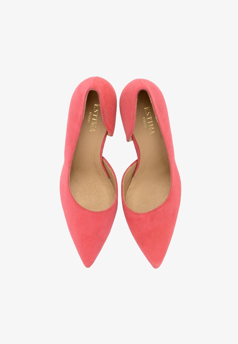 Escarpins en daim corail avec un design à bout pointu, dotés d'une semelle intérieure en cuir lisse et d'une silhouette élégante et minimaliste.