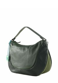 Borsa in pelle verde con una forma curvilinea, realizzata con un mix di materiali verde scuro e verde oliva, e un'etichetta di contrasto color turchese.