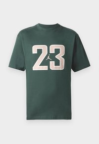 Tumed roheline puuvillane T-särk, millel on ees suur valge number "23" ja väike Jumpman logo keskel. Lühikesed varrukad, ümar kaelus.