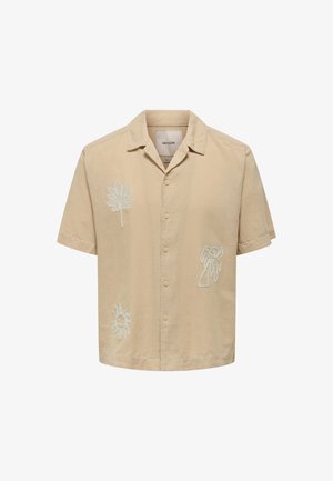 Camisa de manga corta beige con bordados de una palmera, sol y diseños de hojas en azul claro. Frente de botones y textura suave.