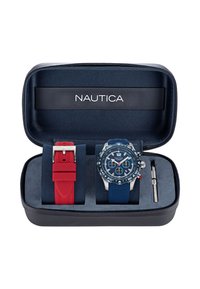 Nautica-Uhrenset in dunkelblauem Gehäuse; enthält eine blaue Silikon-Uhr, ein rotes Silikonarmband und ein Werkzeug zum Wechseln des Armbands.