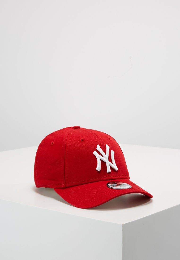 Boné de basebol vermelho feito de algodão, com um logotipo bordado branco e ilhós costurados para ventilação, com uma aba curva.