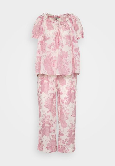 Conjunto de pijama em duas peças, com um top solto e ombros à mostra e calças combinando. Feito em tecido leve com padrões florais cor-de-rosa sobre um fundo creme.
