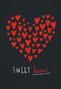 Cuori rossi ricamati di varie dimensioni disposti a formare un cuore su uno sfondo di tessuto nero, con il testo "SWEET heart" sotto.