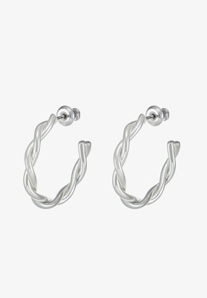 Orecchini ad anello in argento intrecciato con una finitura liscia e chiusura a perno, che mostrano un design moderno e intrecciato.