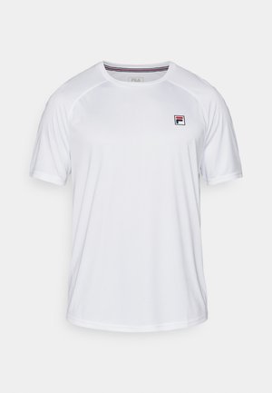Camiseta atlética blanca de manga corta, con cuello redondeado y pequeño logo rectangular de Fila en rojo, azul y negro en la parte superior izquierda del pecho.