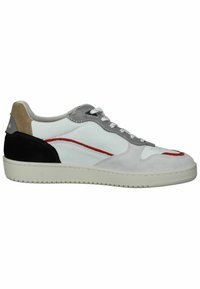 Kožené a síťované tenisky v bílé, šedé a černé barvě, s červenými akcenty, kulatou špičkou, perforovanými stranami a šněrováním. Silná gumová podrážka.