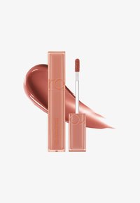 Rouge à lèvres liquide dans un contenant nude rectangulaire élégant, avec un applicateur blanc et une teinte brillante brun-rose en arrière-plan.