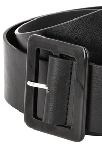 Schwarzer Leder-Gürtel mit einer rechteckigen, glänzenden schwarzen Schnalle und einer silbernen Dorn. Glatte Textur mit sauberer Naht entlang der Kanten.