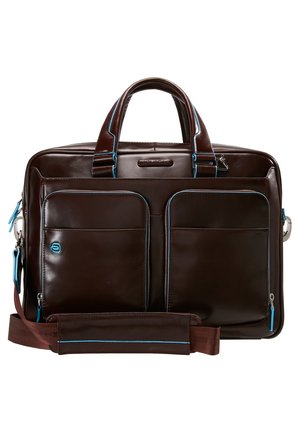 Bruine leren aktetas met blauwe accenten, twee voorkeizen, bovenhandvatten en een afneembare bruine schouderband. Gladde textuur, rechthoekige vorm.