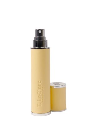 Gelber zylindrischer Parfümzerstäuber mit silberner Sprühkappe und passendem Deckel, mit der Gravur "T. LeClerc Paris New York" am Gehäuse.