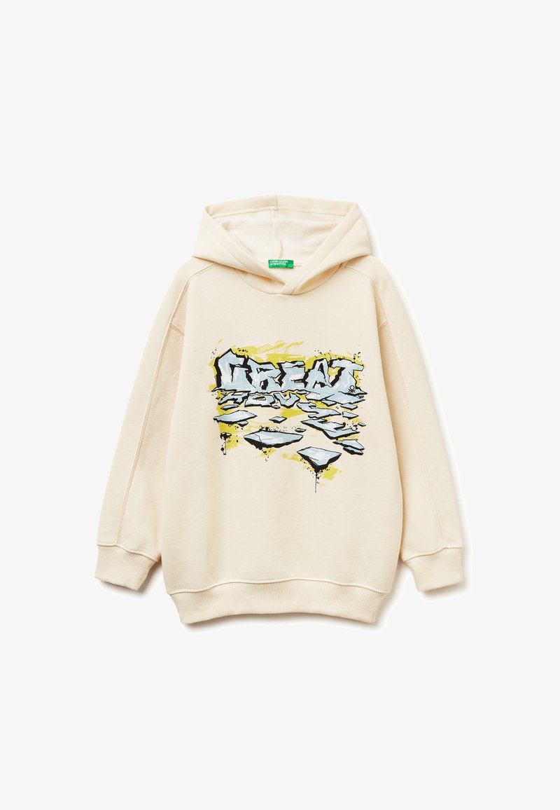 Béžová mikina s kapucí, na přední straně má grafiku s fragmentovaným textem v modré a žluté barvě. Vyrobena z měkkého materiálu, má prostornou kapuci a žebrované manžety.