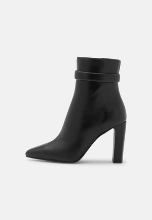 Højhælede støvletter - black
