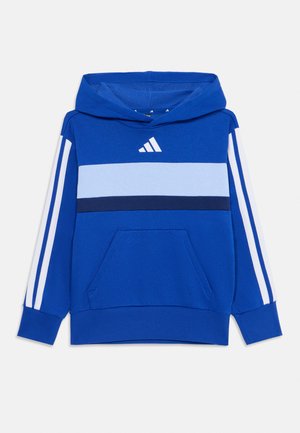 Blauwe hoodie met een voorzak, witte en marineblauwe horizontale strepen over de borst, en drie witte strepen langs elke mouw.