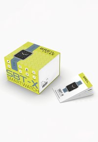 Sort smartwatch i kvadratisk form, præsenteret i grøn emballage. Inkluderer brugermanual og funktionsikoner på æsken.