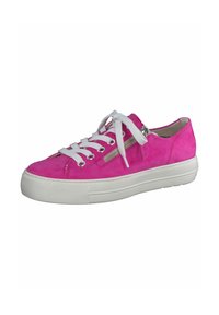 Sneaker in suede rosa con lacci bianchi, presenta un dettaglio con zip laterale e una spessa suola in gomma bianca. Punta arrotondata e superficie liscia.