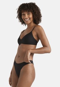 Čierny rebrovaný bikiny set s trojuholníkovým braletom a nízko posadeným tangami. Nastaviteľné ramienka a hladká textúra zvyšujú komfort a prispôsobenie.