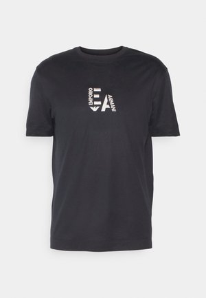 Musta lyhythihainen pyöreäkauluksinen T-paita, jossa valkoinen "EA Emporio Armani" -logo rinnan keskellä.