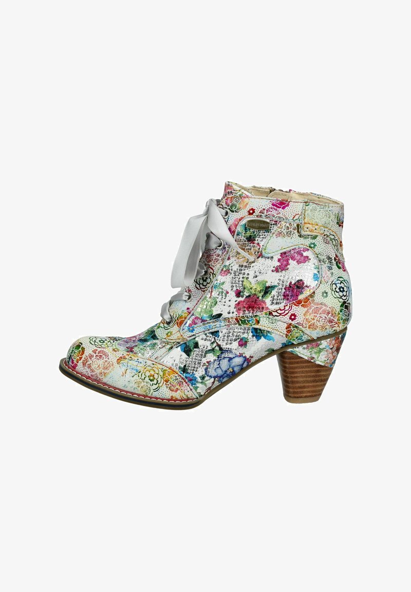 Botte de cheville colorée avec un motif floral, surface blanche texturée, lacets gris et un talon en bois empilé. Présente des accents métalliques.