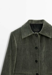 Zamszowa kurtka w oliwkowo-zielonym kolorze z kołnierzem, z czarnymi guzikami i gładką teksturą. Wewnątrz metka z napisem "Massimo Dutti".