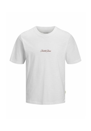 Hvid T-shirt med korte ærmer og rund hals med lille rødt "Jack & Jones" tekst centreret på brystet.