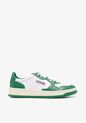Sneakers in pelle verde e bianca con punta perforata, dettagli del logo, suola in gomma spessa e accenti a contrasto. Design classico low-top.
