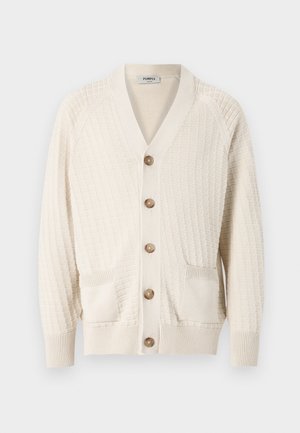Cardigan de punto color crema con escote en V, cierre de botones, dos bolsillos frontales y puños acanalados. Patrón texturizado en toda la tela.