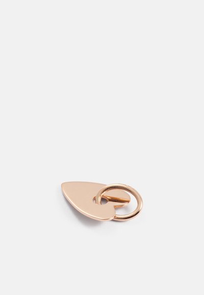 Acessório metálico em rosa ouro com um design em forma de coração pontiagudo e um anel circular de ligação para uso versátil.