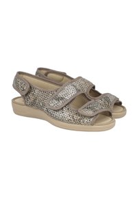 Sandalias beige con un diseño texturizado de estampado animal, correas de velcro, punta abierta y una suela acolchada para mayor comodidad y soporte.