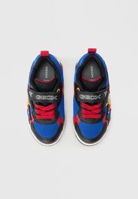 Para niebieskich, czarnych i czerwonych butów sportowych dla dzieci z czerwonymi sznurowadłami, paskiem na rzep z napisem "GEOX" oraz kolorową postacią z kreskówki po bokach.