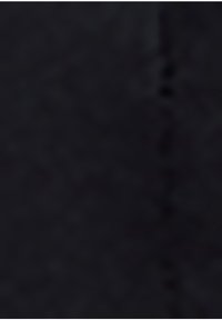 Carré noir uni avec une texture grise foncée subtile et inégale sur toute la surface.