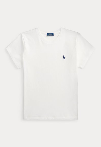 Μονόχρωμο λευκό T-shirt με κοντά μανίκια, με μικρό λογότυπο Polo Ralph Lauren σε ναυτικό μπλε στο αριστερό στήθος και μια μπλε ετικέτα της μάρκας μέσα στον γιακά.