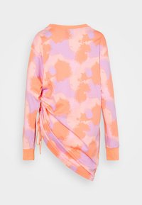 Långärmad topp i ljusrosa och orange nyanser med ett sprutmönster. Har sidoruching och en böjd fåll. Tillverkad av mjukt material.