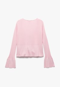 Maglione rosa a coste con maniche lunghe e polsini a campana. Scollatura rotonda e vestibilità comoda. Texture liscia, design minimalista.