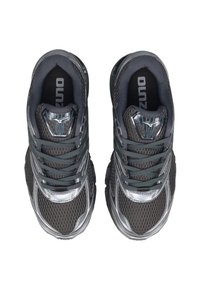 Scarpe da ginnastica grigio scuro realizzate in materiali a rete e sintetici, con dettagli riflettenti, linguetta imbottita e lacci disposti a incrocio.