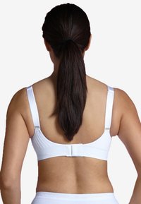 Valkoinen rintaliivi, jossa on säädettävät olkaimet, hakasuljenta ja uritettu rakenne pannassa, nähtynä takaa.