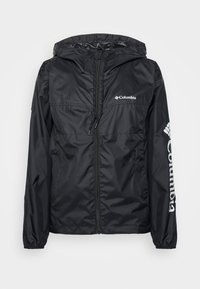 Černá větruvzdorná bunda Columbia s kapucí, předním zipem, elastickými manžetami, postranními kapsami a bílým logem na hrudi a pravém rukávu.